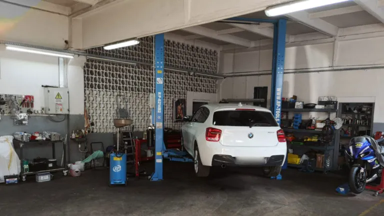 Atelierul AS Full Service din Timișoara, cu elevatoare și mașini &icirc;n lucru