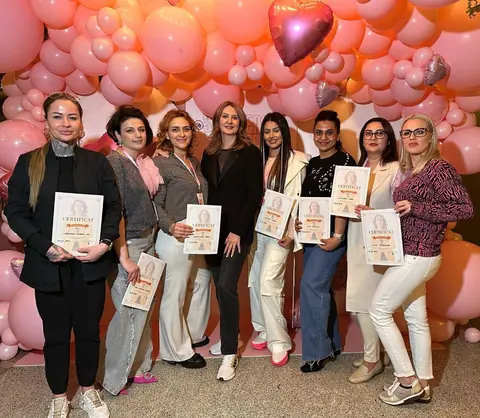 Absolvente cu diplomele primite la cursurile de remodelare corporală ținute de Ramona Vermeșan