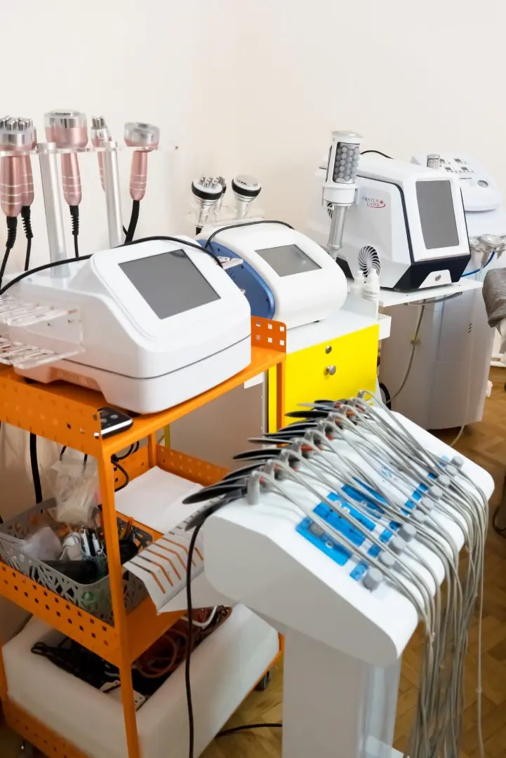 Aparatele salonului pentru radiofrecvență, cavitație, vacuum și electrostimulare, pe rafturi