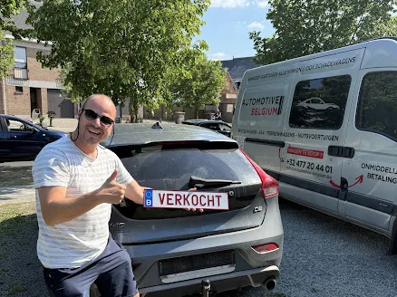 Klant bij zijn verkochte Volvo naast de transportwagen van Automotive Belgium