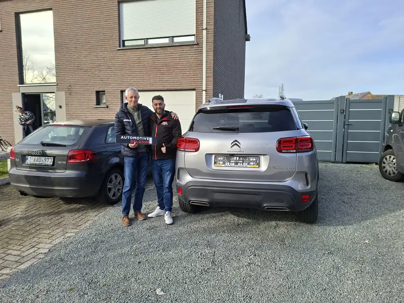 Klant van Automotive Belgium bij zijn verkochte Citroën C5 Aircross