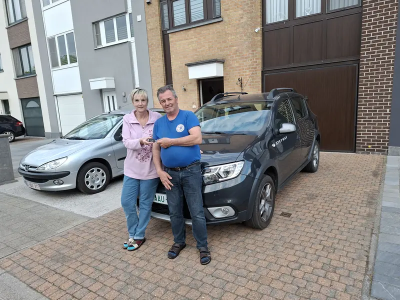 Klanten overhandigen de sleutel van hun Dacia Sandero Stepway