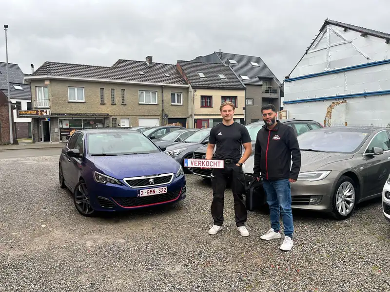 Klant met het bordje verkocht bij zijn blauwe Peugeot 308 GTi