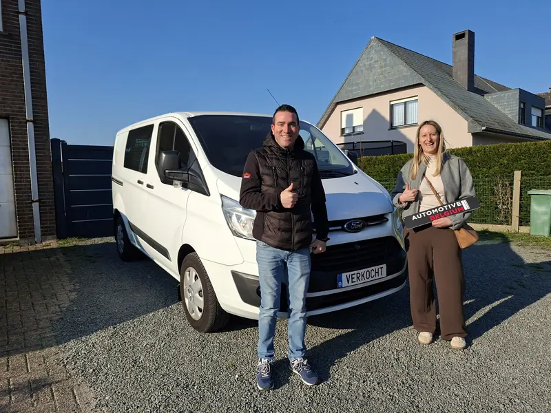 Klanten van Automotive Belgium bij hun verkochte witte Ford Transit Custom bestelwagen