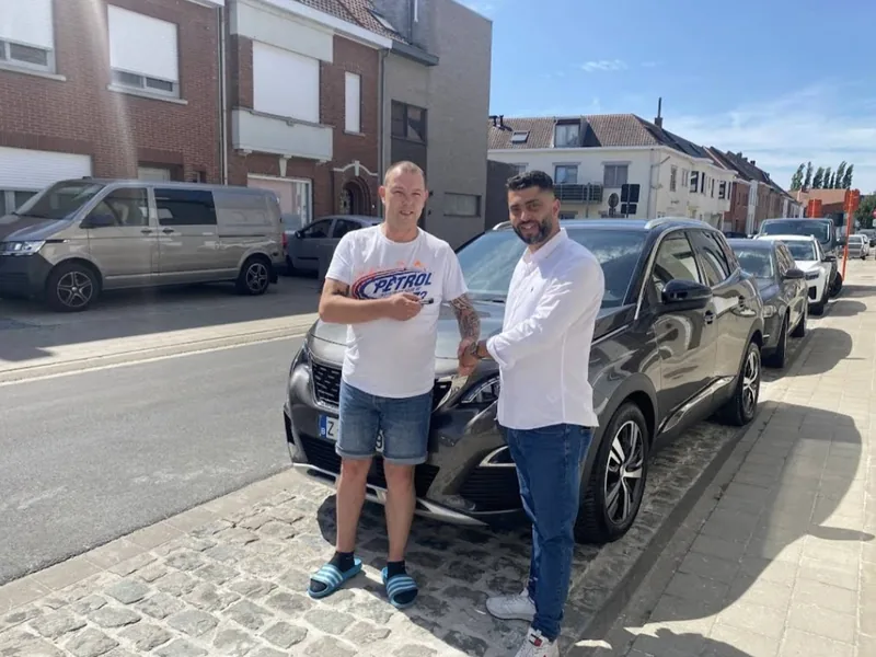 Klant geeft de sleutels van zijn Peugeot 5008 door aan Automotive Belgium