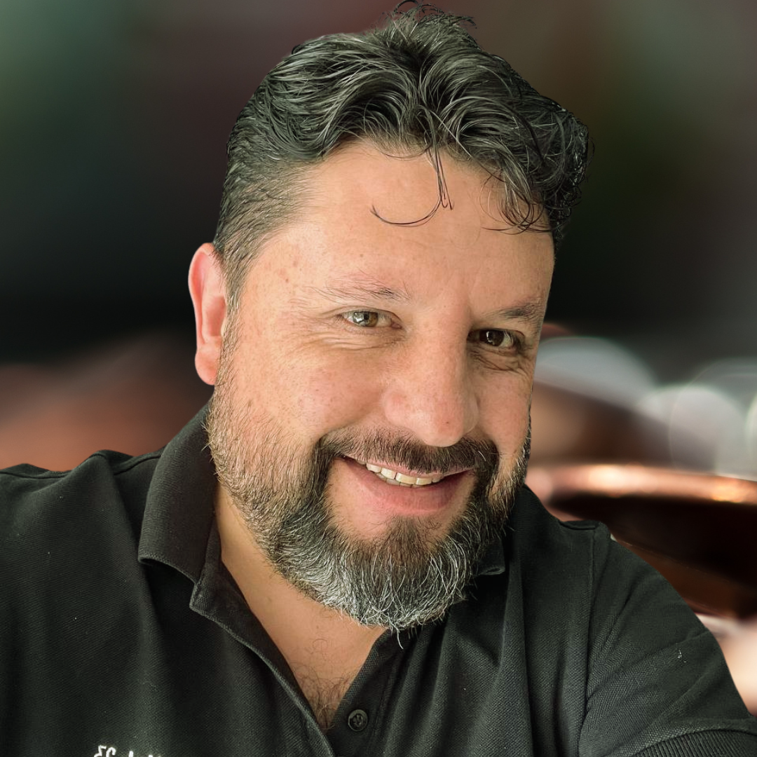 Víctor Velásquez - Fundador