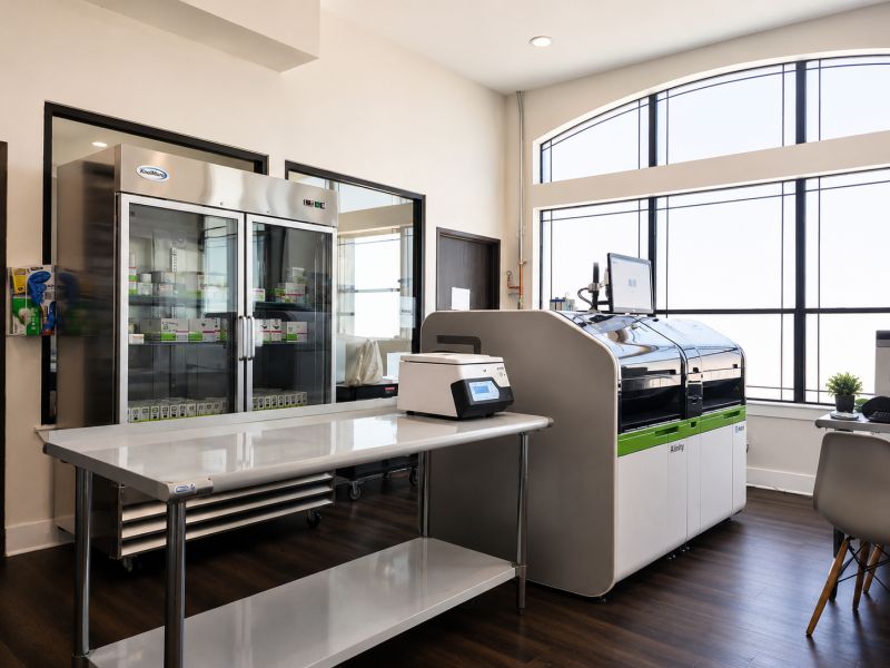 KoHealth Labs clinical laboratory with diagnostic equipment
