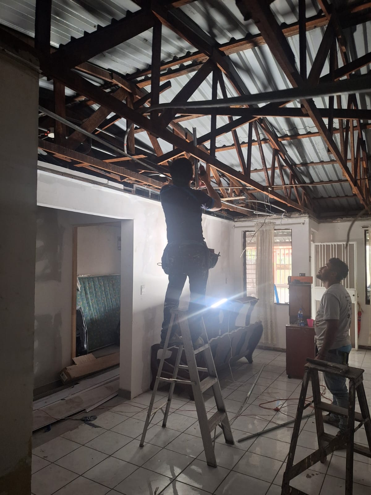 Equipo de VARQS Studio trabajando en obra durante un proyecto de remodelación