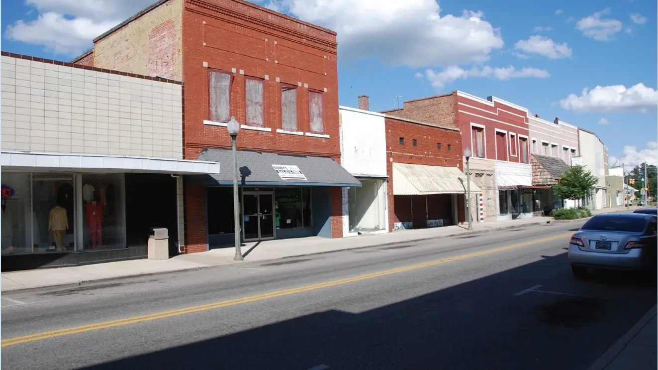 Images were provided by USDA consultants Ben and Randy to showcase the impact of filling vacant buildings and improving curb appeal. Images were provided by USDA consultants Ben and Randy to showcase the impact of filling vacant buildings and improving curb appeal.