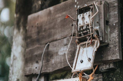 Contacto eléctrico dañado en un punto recurrente de la casa