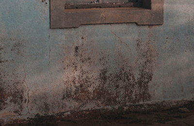 Mancha de humedad recurrente en una pared