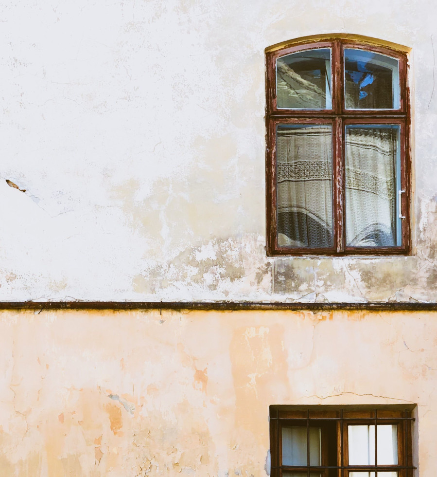 Casa con una grieta y una zona de humedad señaladas, ilustración de Feng Shui Clásico
