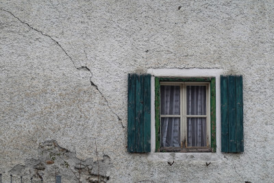 Grieta que reaparece en un muro