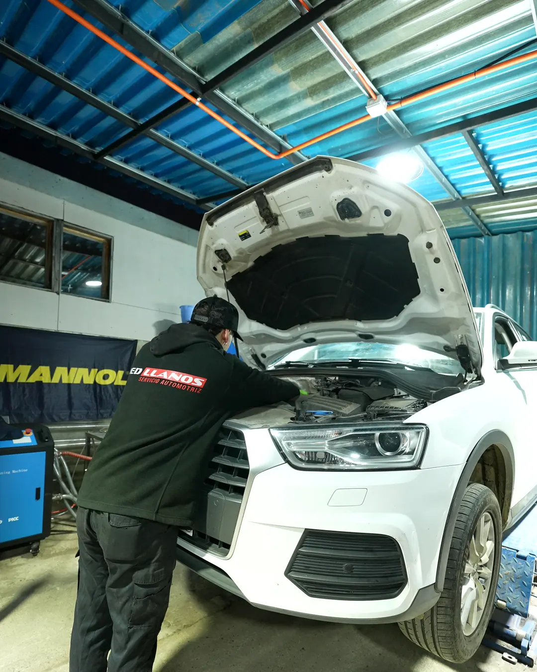 Mecánico de Red Llanos trabajando en el motor de un vehículo