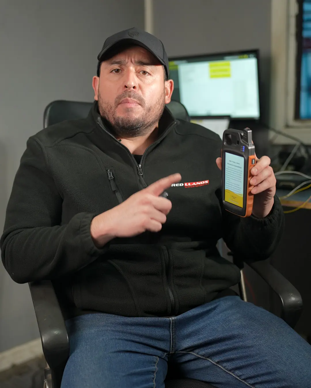 Camilo con un equipo de diagnóstico