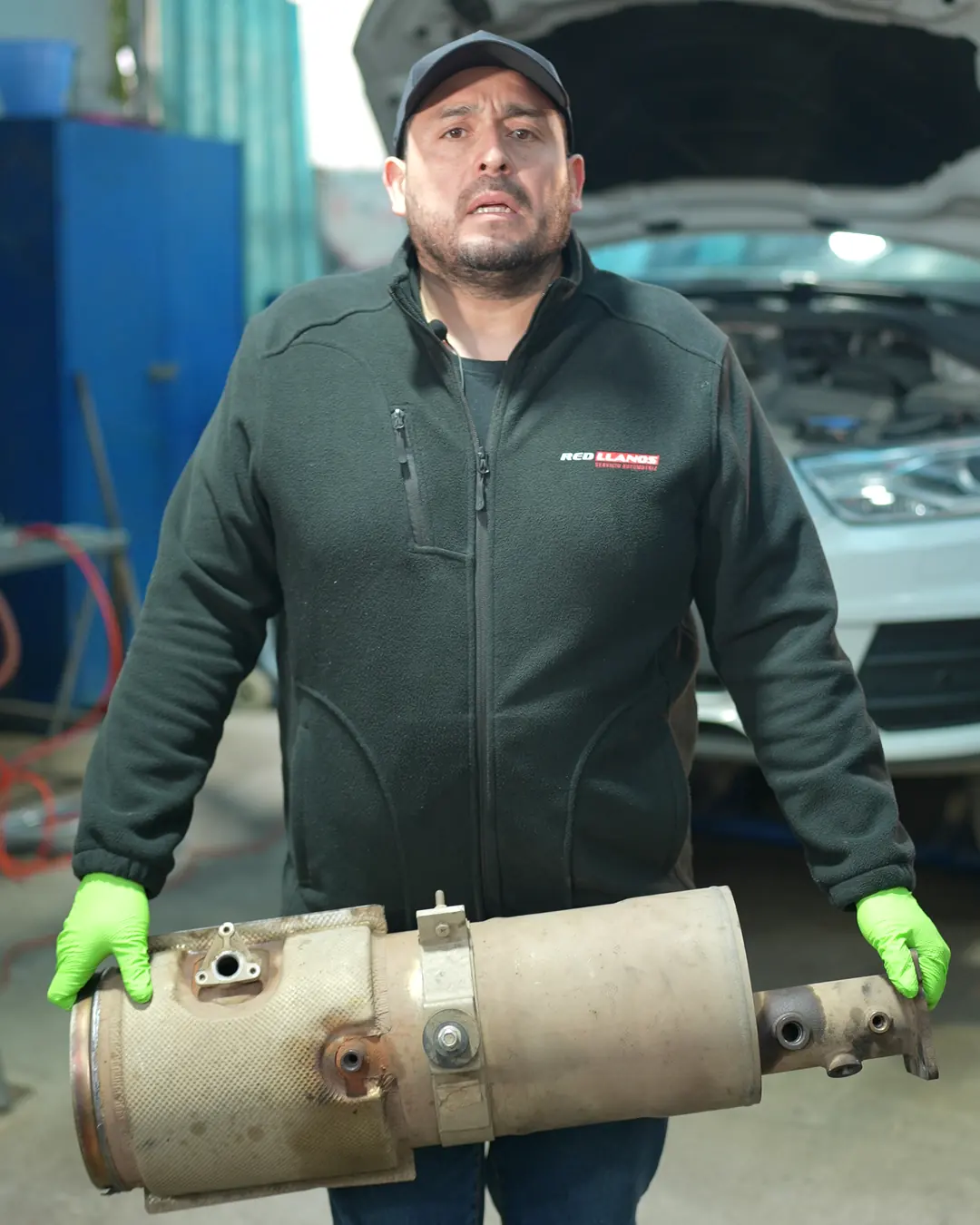 Camilo mostrando un filtro de partículas DPF