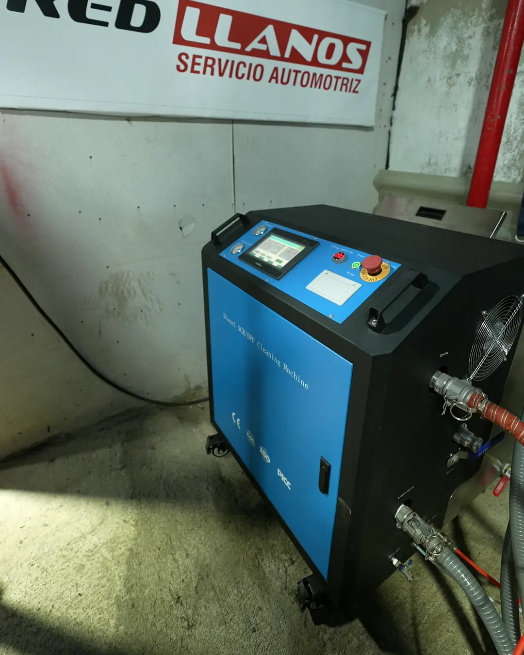 Máquina de limpieza de DPF en el taller Red Llanos