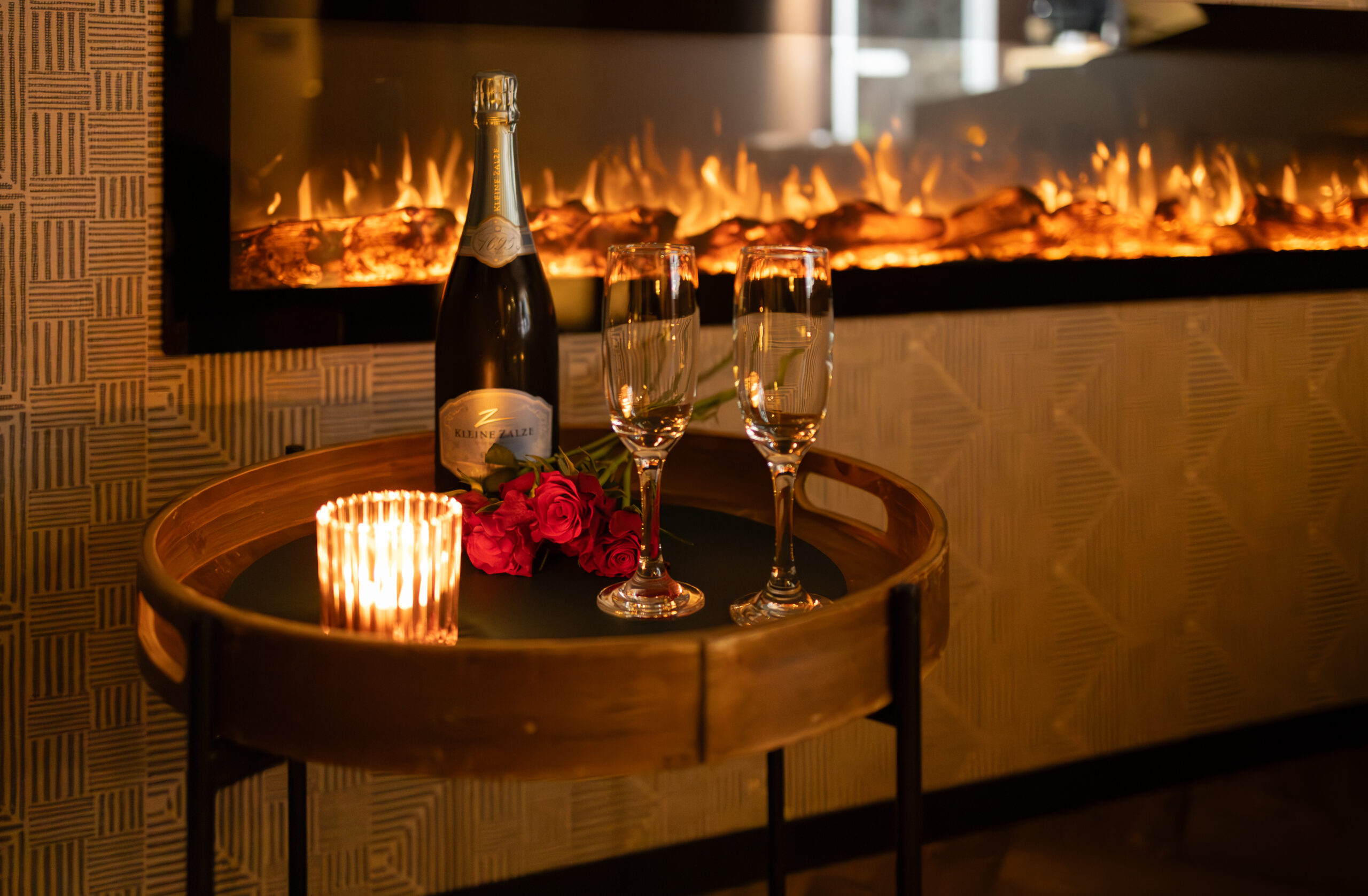 Champagne met twee glazen bij de sfeerhaard