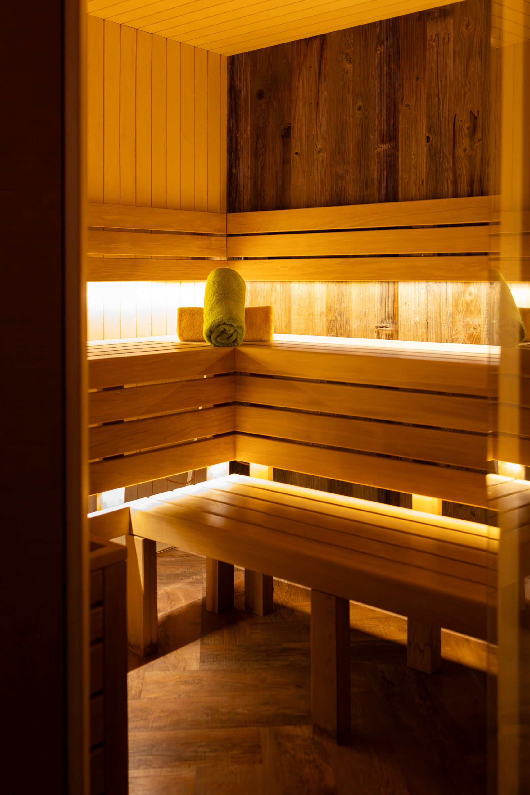 Finse sauna van Amakhosi met houten banken en indirecte verlichting