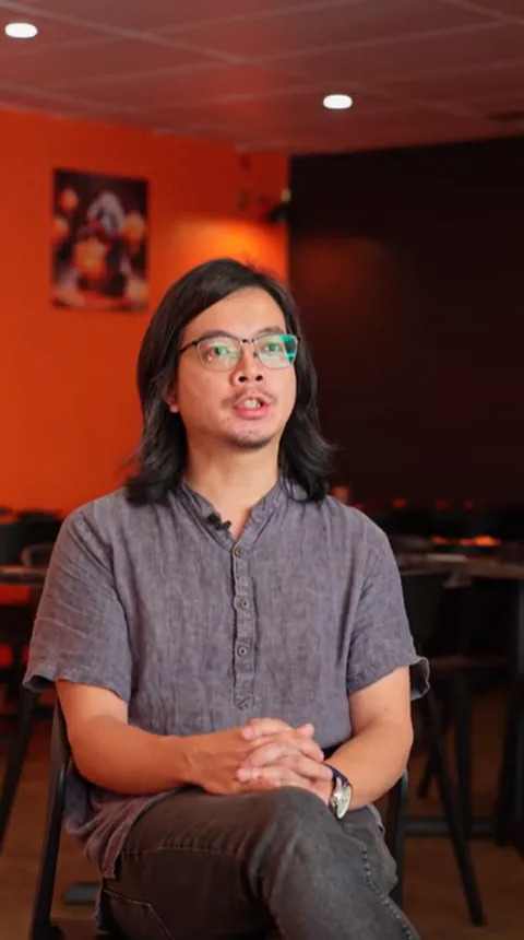 Play video: Kin Wong of Noodle Asia, seated in his restaurant