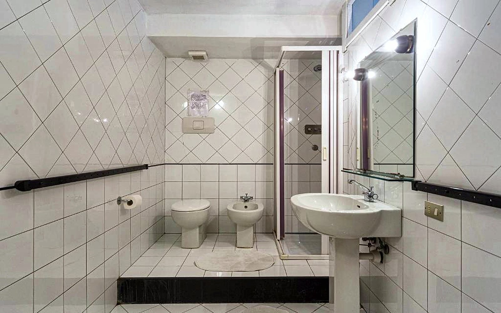 Bagno con doccia, bidet e lavabo