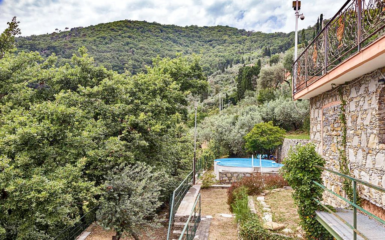 Giardino terrazzato con piscina privata