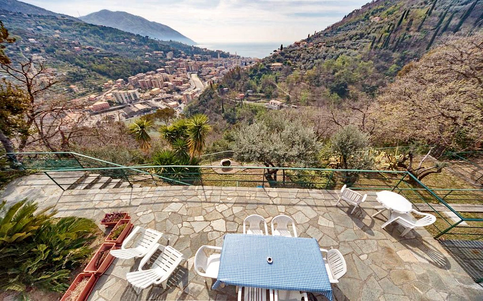 Terrazza con vista sulle colline e su Recco