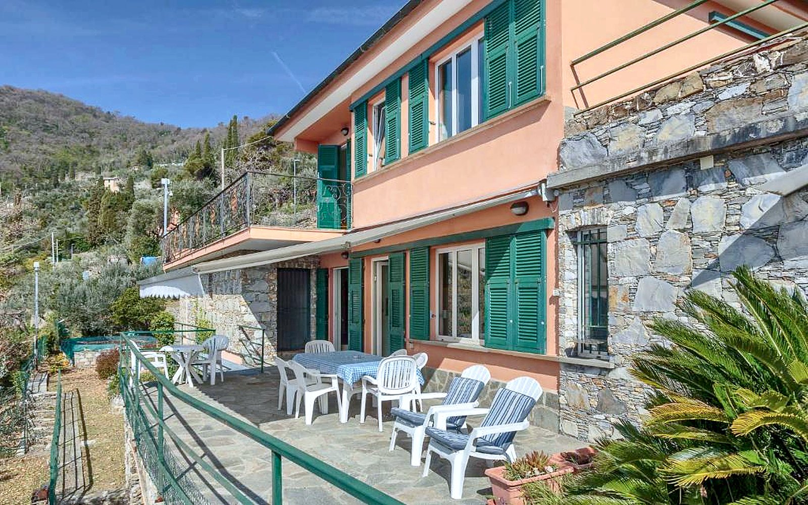 Facciata di Villa Pia Recco con terrazza arredata