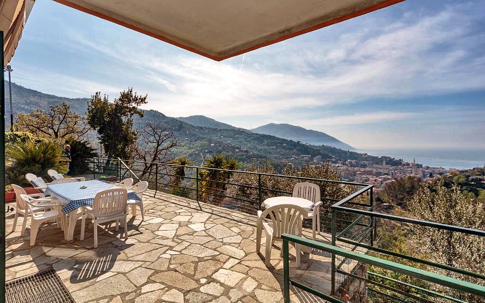 Terrazza panoramica arredata con vista mare