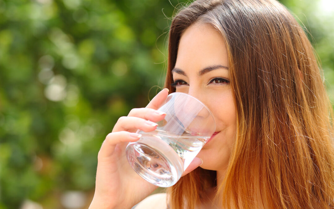 Mano che porge un bicchiere d'acqua fresca