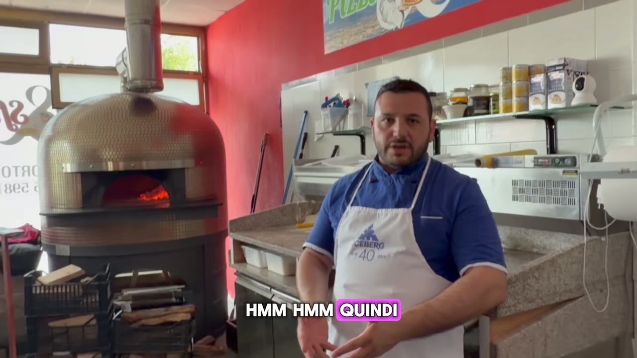 Antonio, titolare di Pizza Sfizi, davanti al forno a legna del suo locale