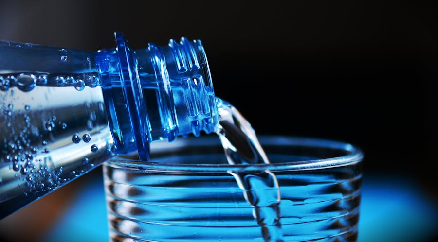 Acqua versata nel bicchiere con splash