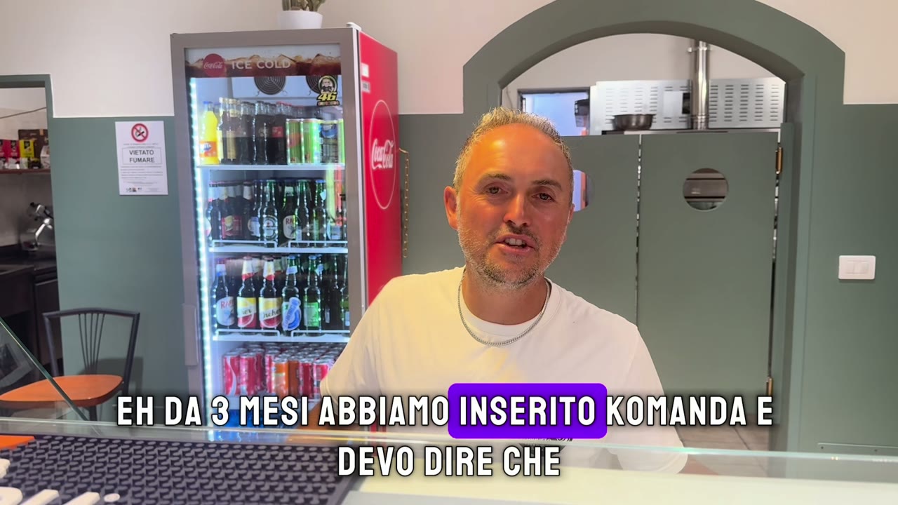 Il titolare della pizzeria La Ruota dietro il banco del suo locale a Lizzano