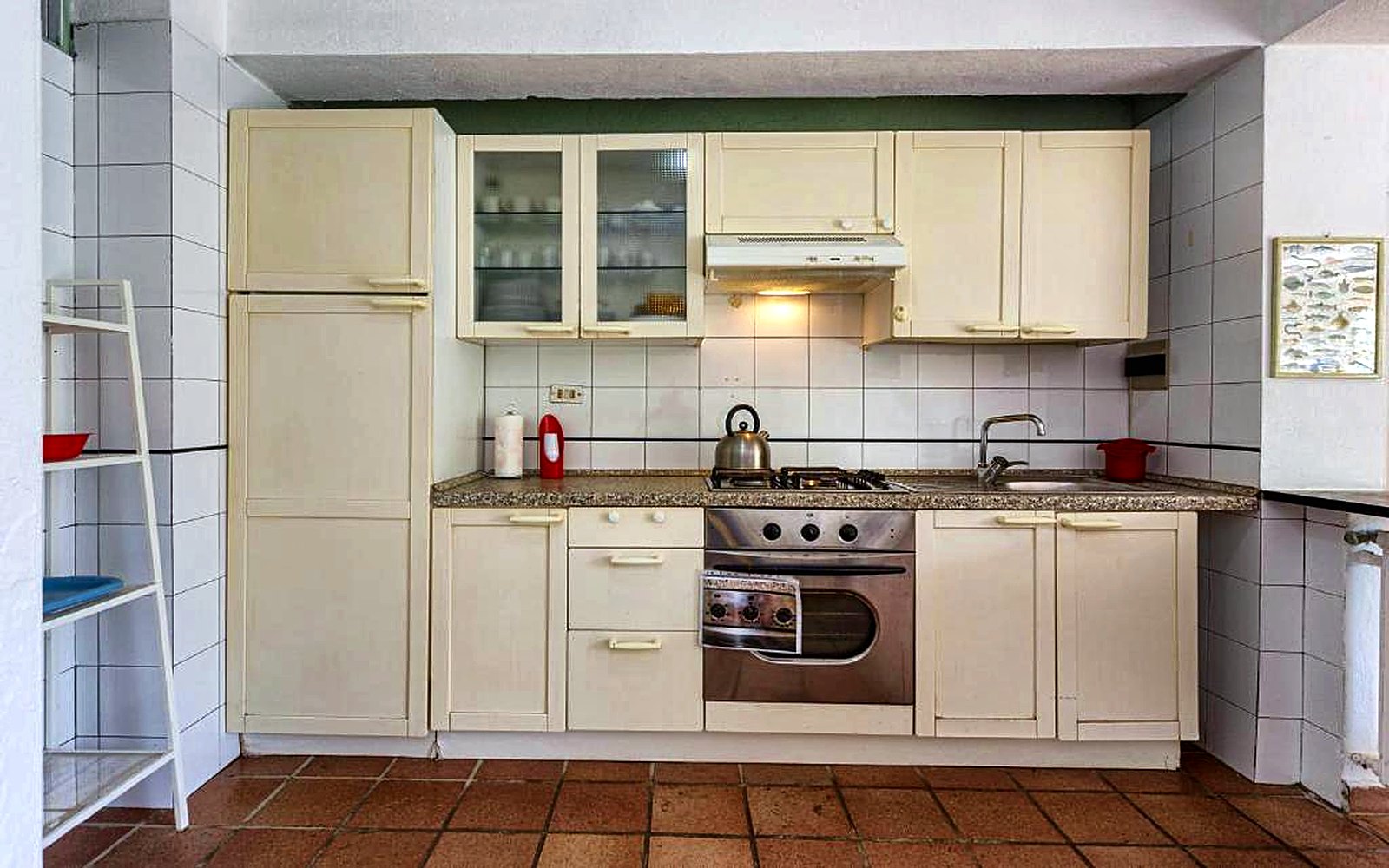 Cucina completa con forno e frigorifero