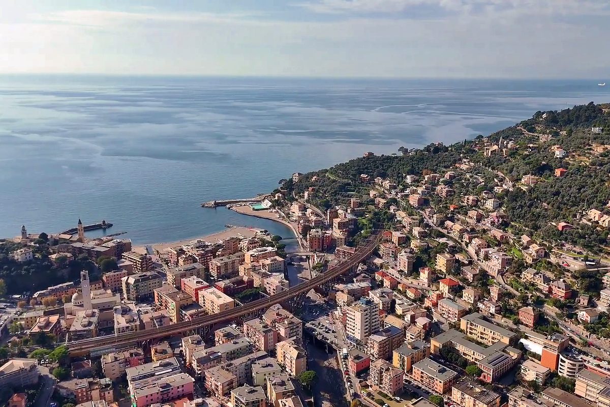 Recco vista dall'alto, con la spiaggia e il porticciolo