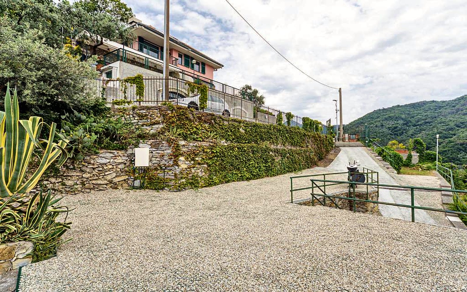 Parcheggio interno privato di Villa Pia Recco