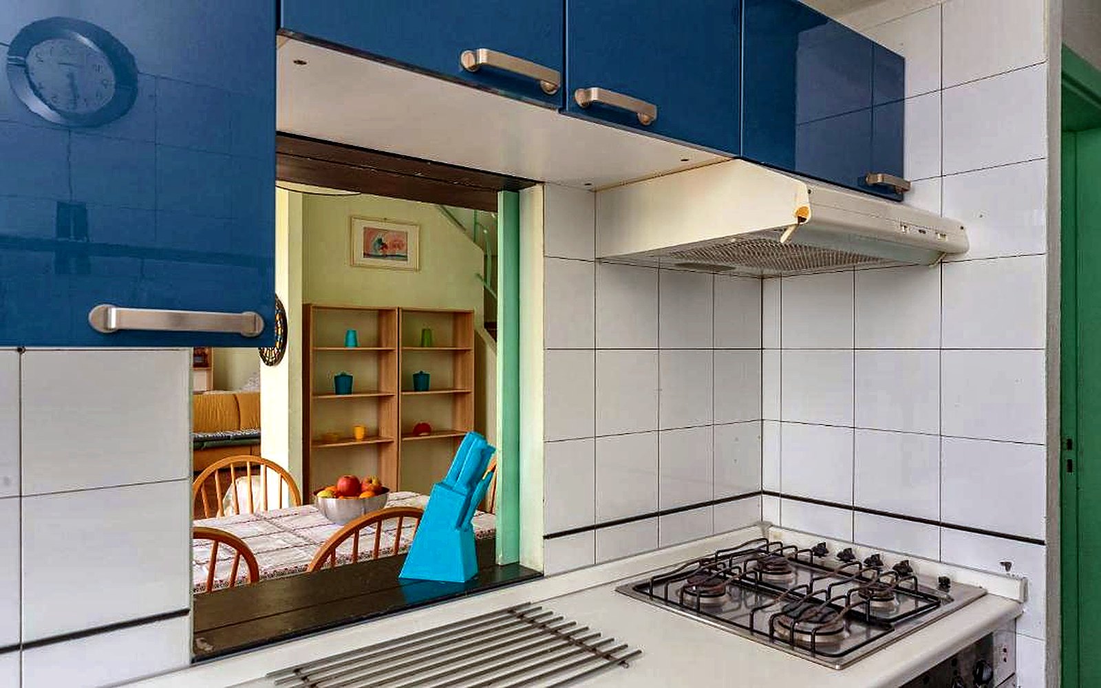 Cucina attrezzata con piano cottura a gas