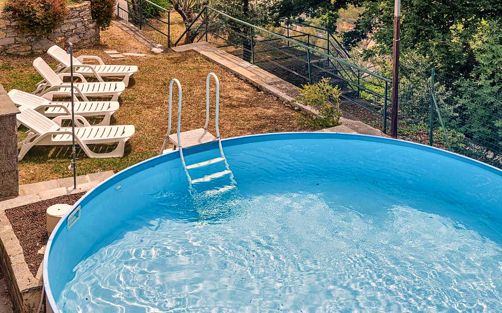 Piscina privata con lettini prendisole