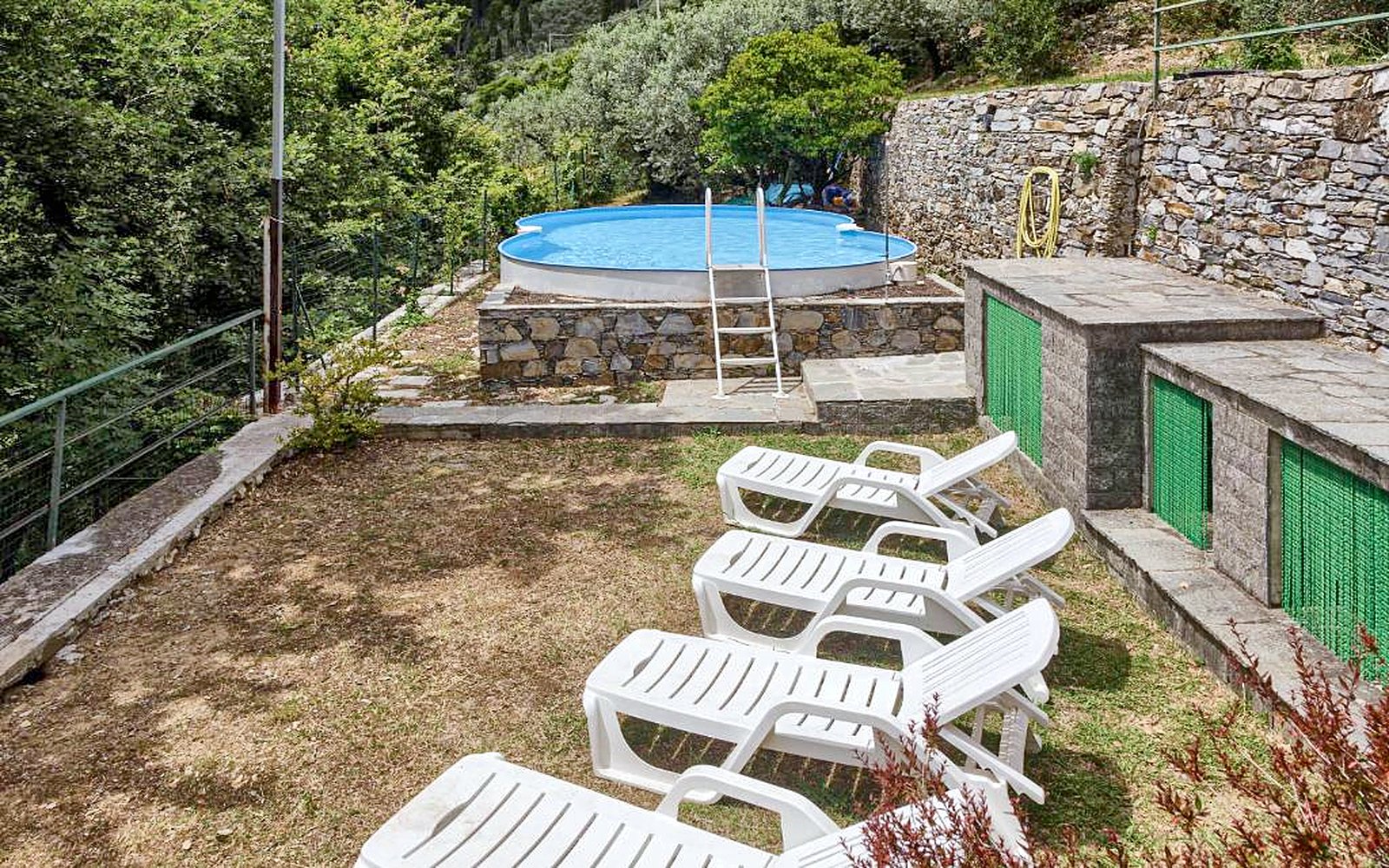 Piscina privata e solarium con lettini