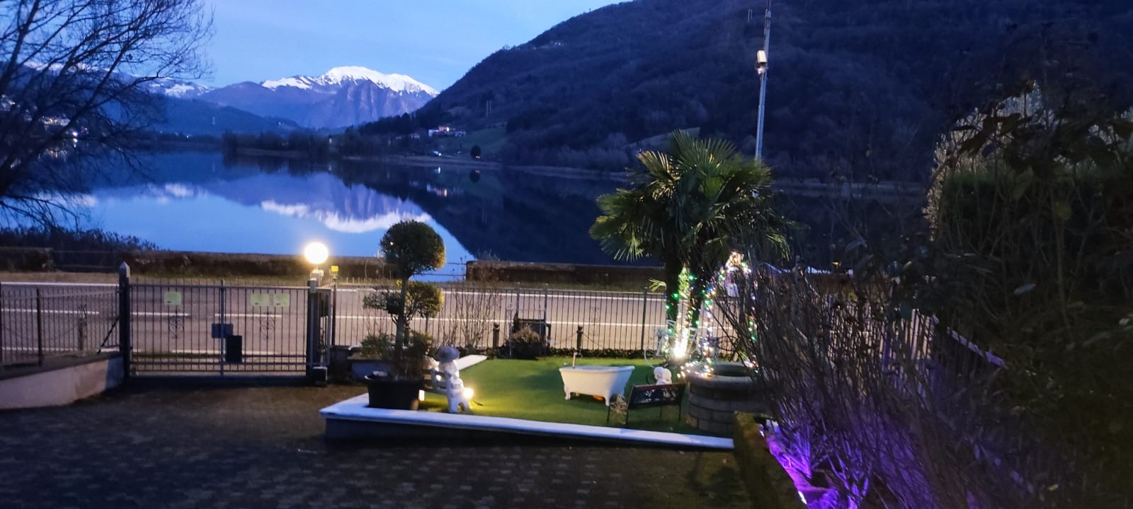 Villa Marilena, giardino illuminato con vista sul Lago di Endine al tramonto