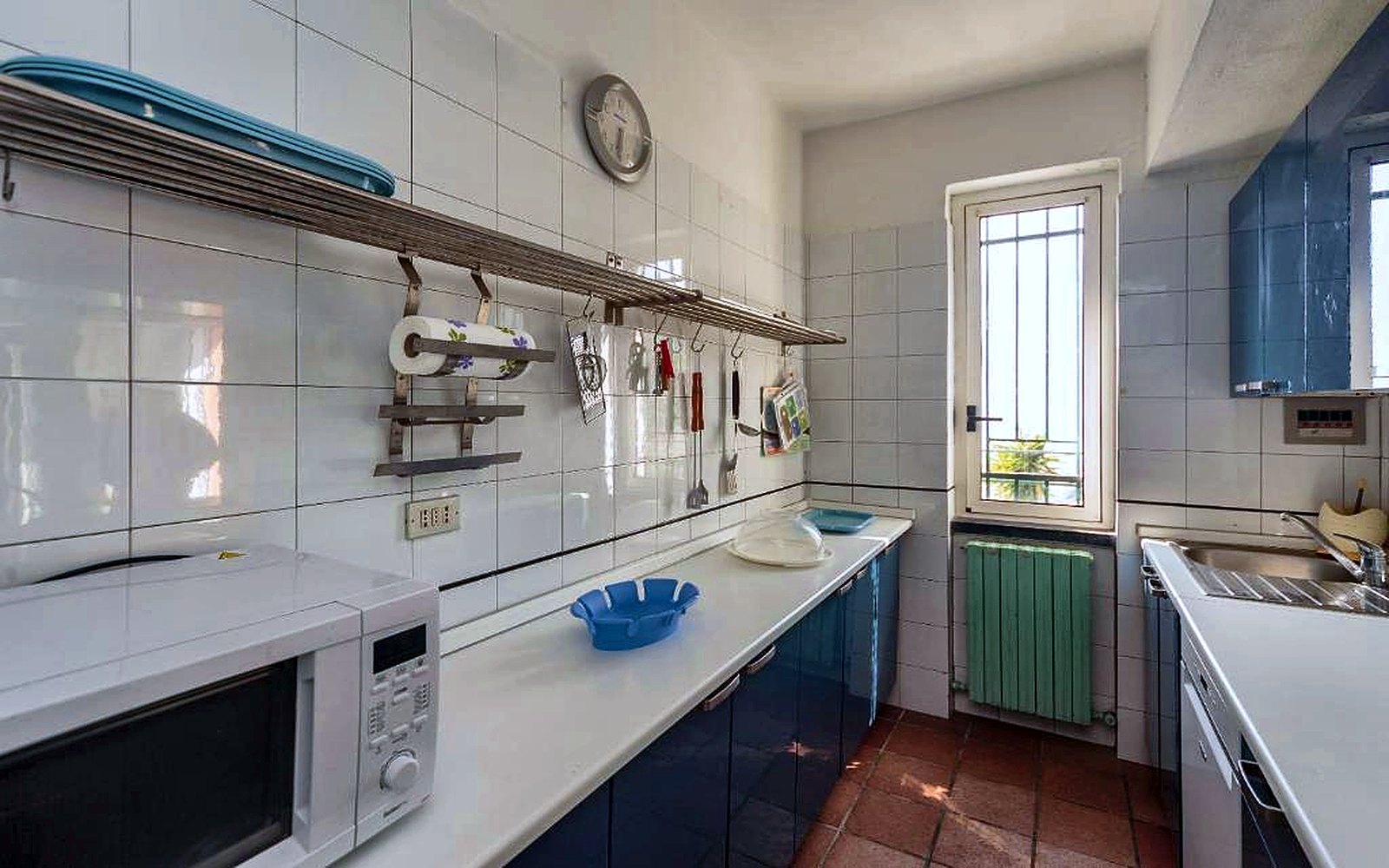 Cucina con microonde e lavello