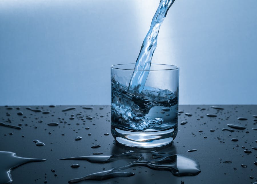 Versare acqua nel bicchiere