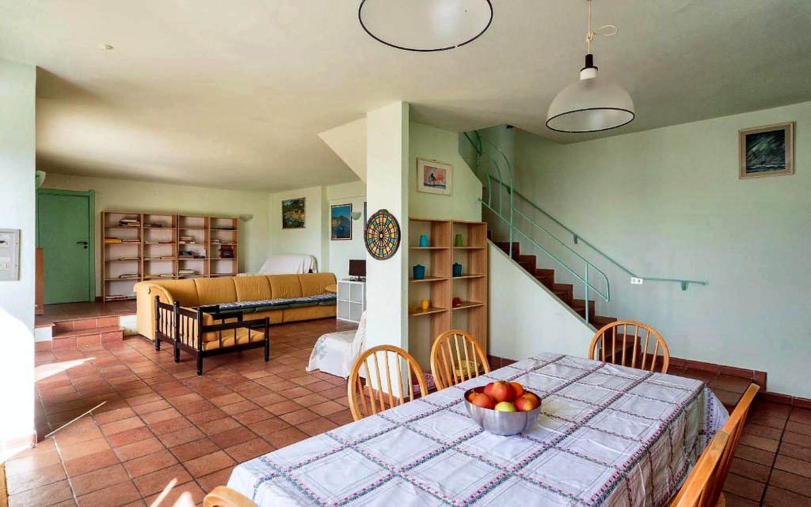 Soggiorno su due livelli con zona pranzo