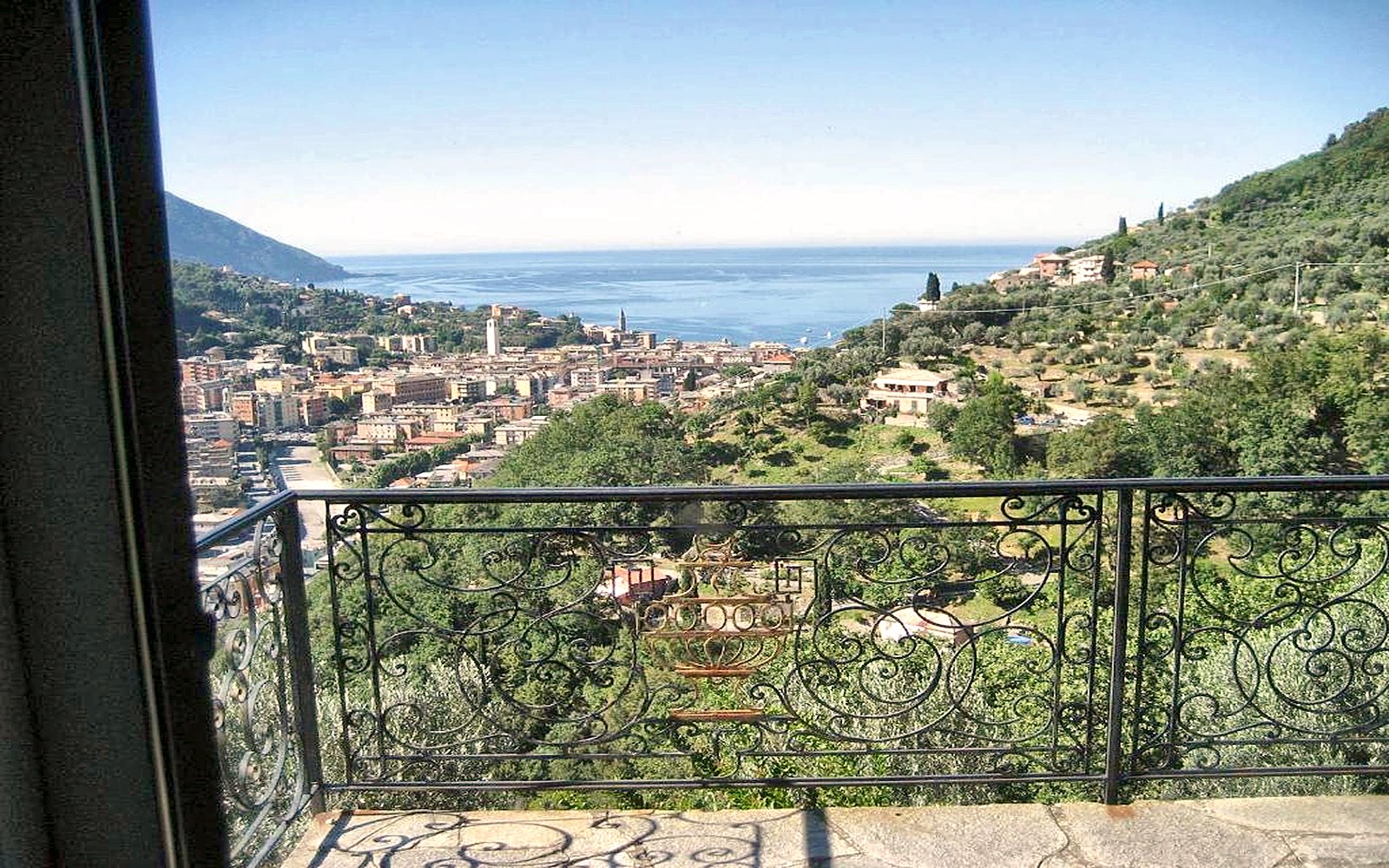 Vista su Recco e sul mare dal balcone della villa
