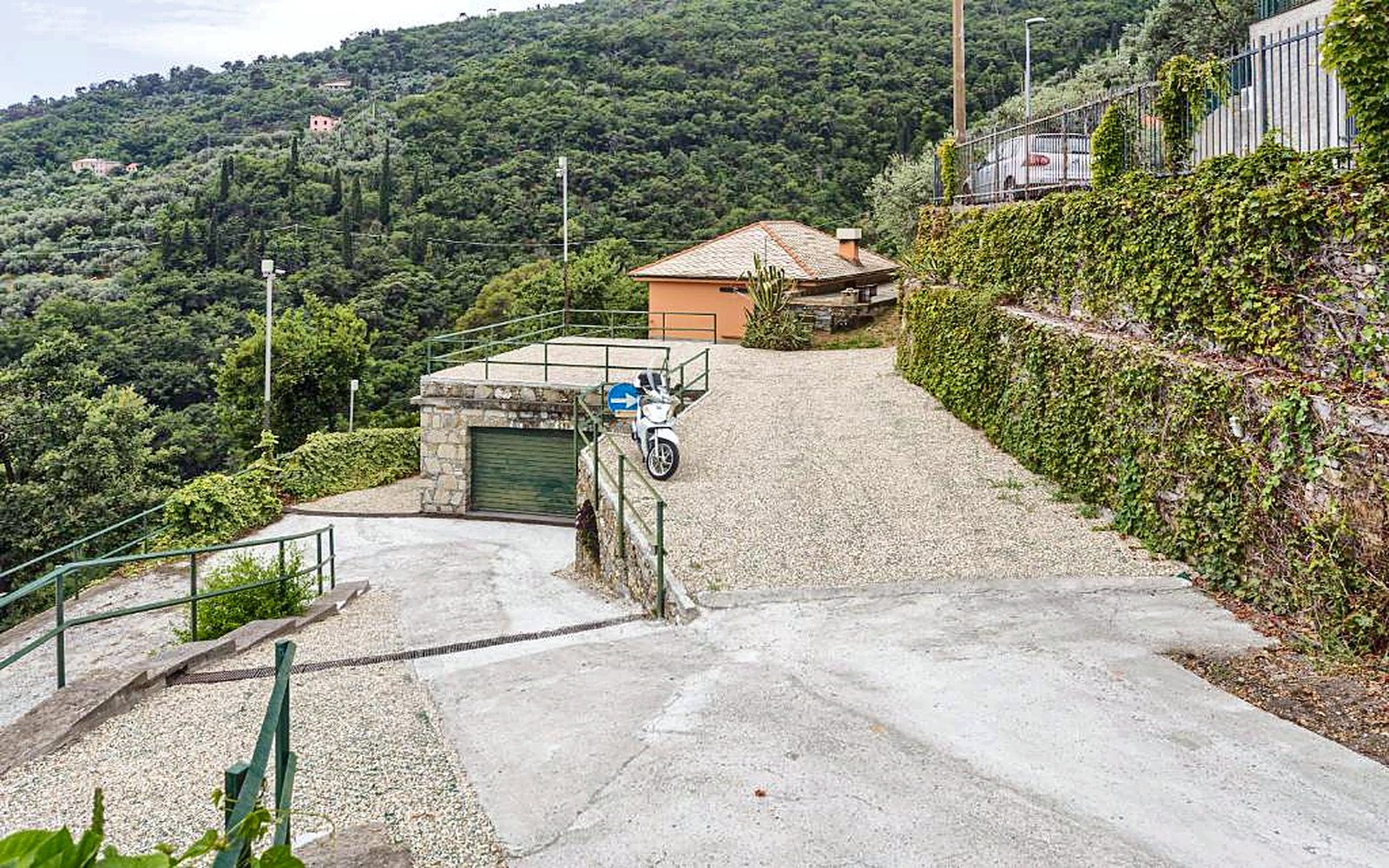 Viale d'ingresso e parcheggio interno della villa