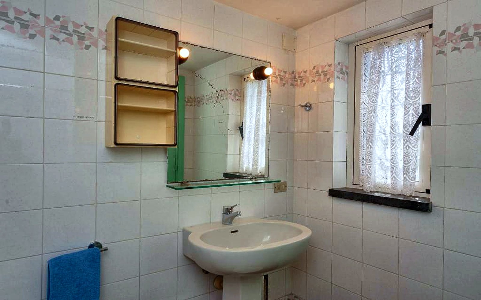 Bagno con lavabo e finestra