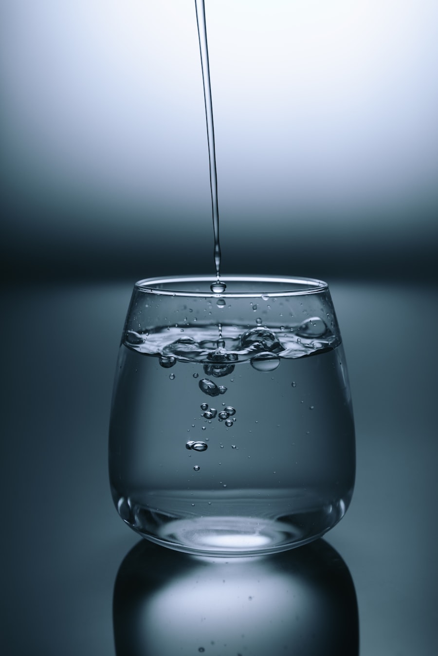 Bicchiere d'acqua pura con goccia