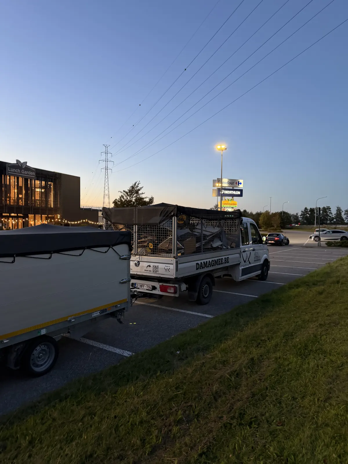 Werkbus met aanhangwagen van Damagmee