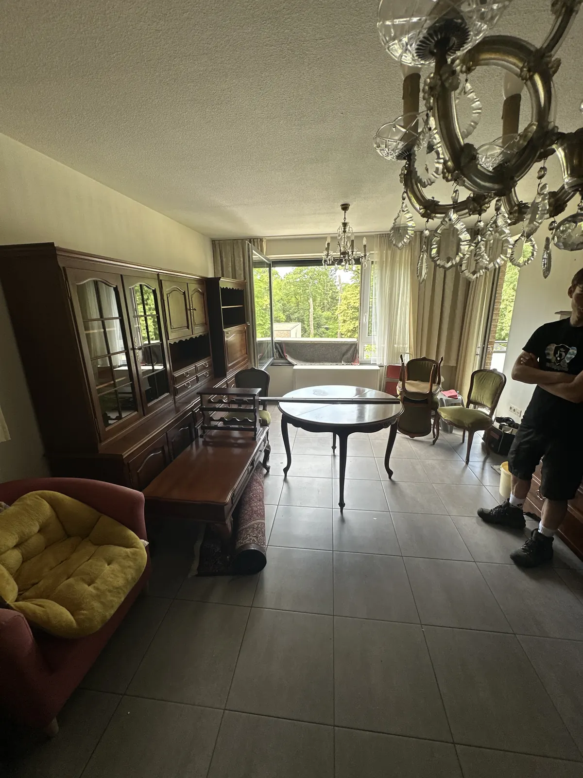 Woonkamer vol meubels voor de woningontruiming door Damagmee