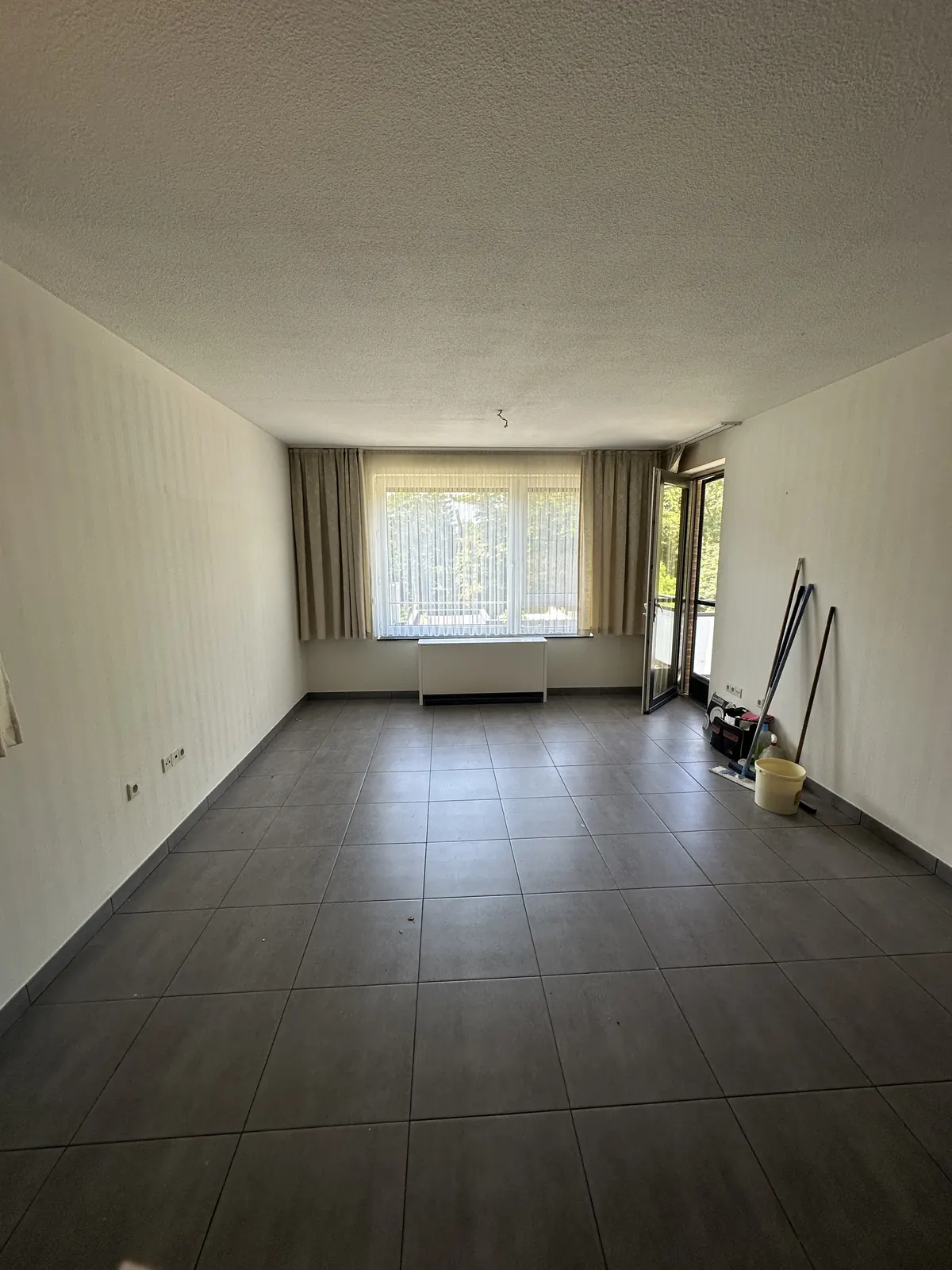 Lege, propere woonkamer na de woningontruiming door Damagmee
